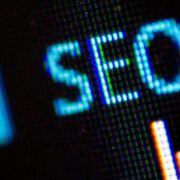 Cursor apuntando la palabra SEO en una pantalla de ordenador