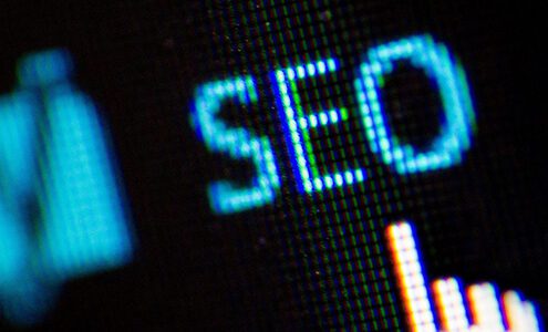 Conoce los secretos SEO para 2022: no te quedes atrás 2 Cursor apuntando la palabra SEO en una pantalla de ordenador